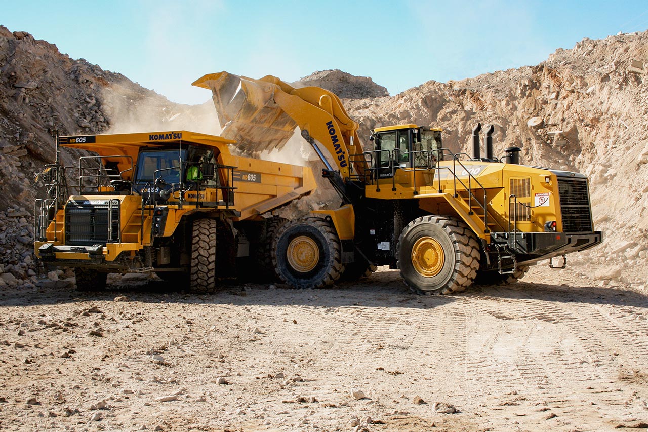 WA600-7 loading HD605 in a quarry