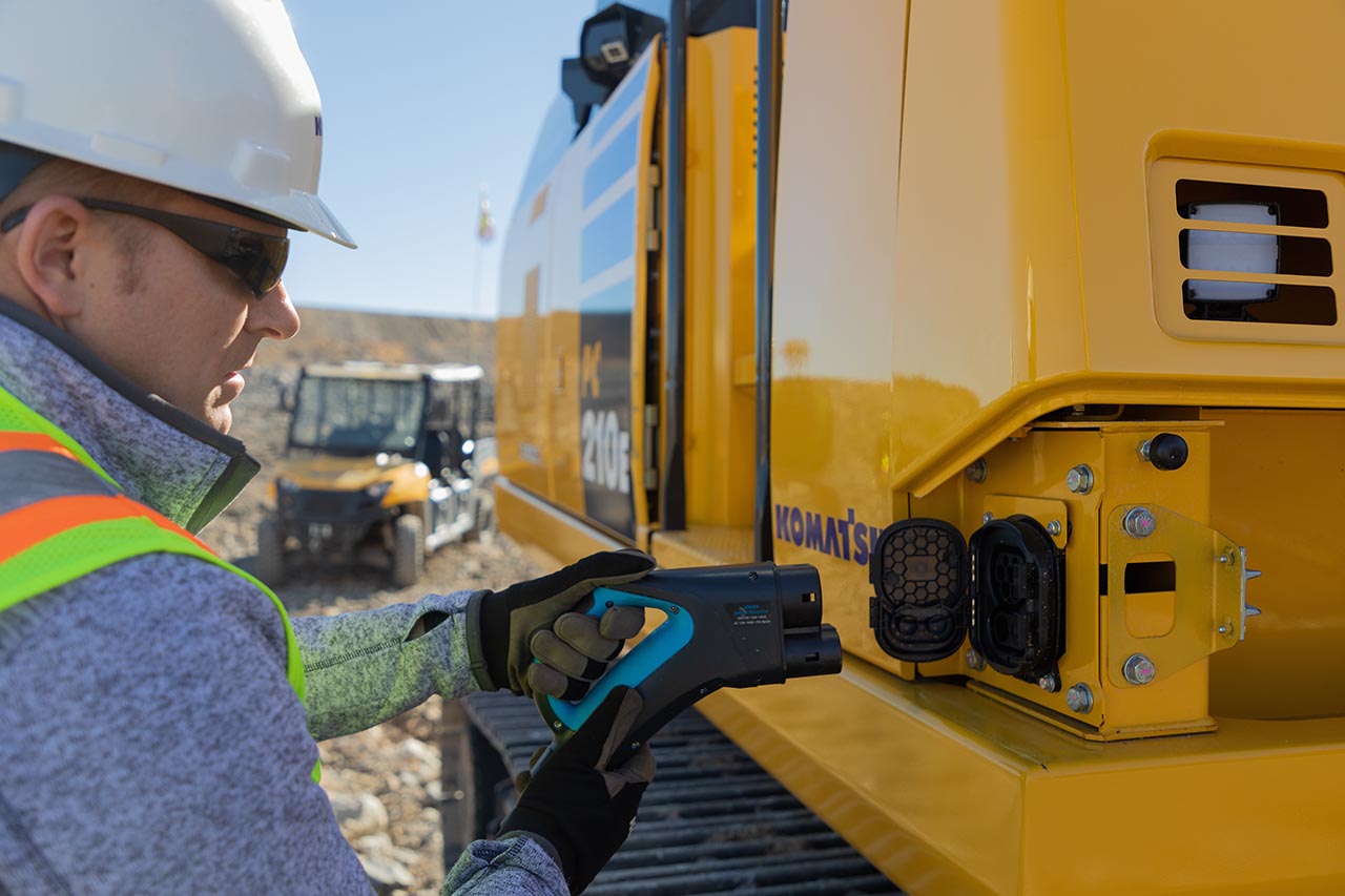 PC210E excavator electric battery charging